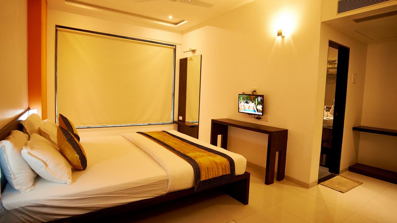 Hotel Golden View Shirdi Extérieur photo