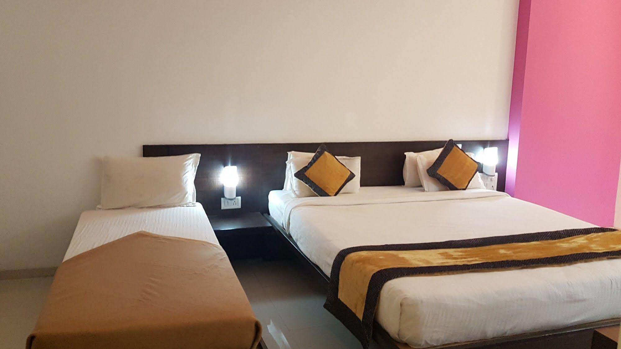 Hotel Golden View Shirdi Extérieur photo